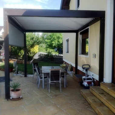 China Luxury Prefab Houses Outdoor Aluminum Louvred Roof Pergola Awning